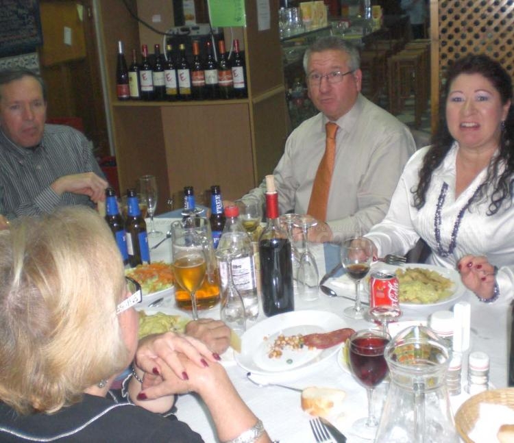 Fiestón de aniversario y escrituras en la Casa de Melilla en Almería