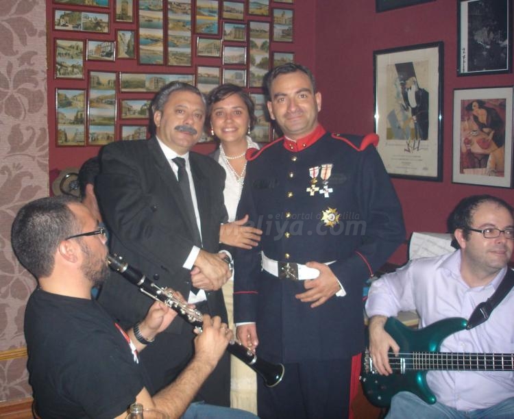 Don Enrique Nieto se toma un par de copas en el nuevo Pasadena Jazz Inn