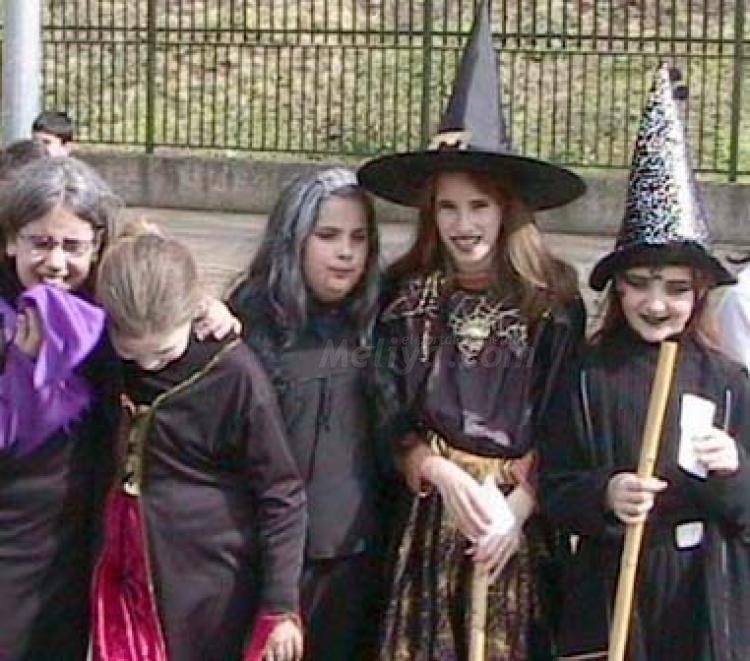 Un sonriente manojo de brujas.