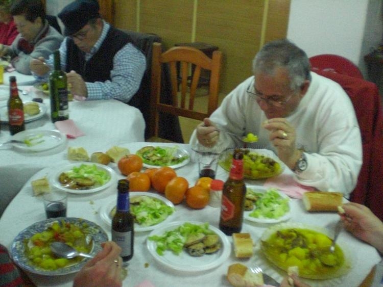 La Casa de Melilla en Almería cocina su nuevo “Guiso del Mes”