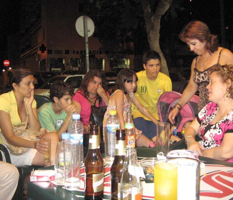 La alegría de una familia sencilla y de bien, los Criado-Luque, lujo de melillenses