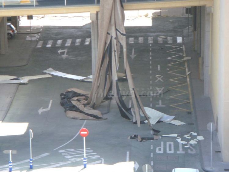 El temporal de viento derriba parte de la valla fronteriza y causa el cierre del puerto