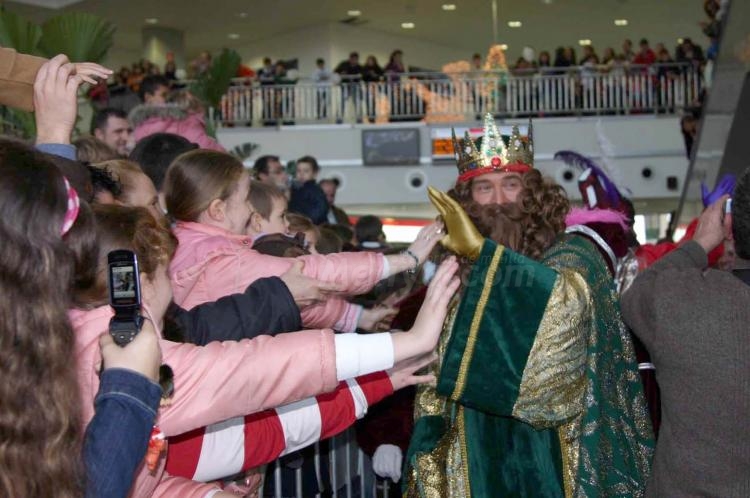 Los Reyes Magos reparten toneladas de ilusión y magia por las calles de Melilla