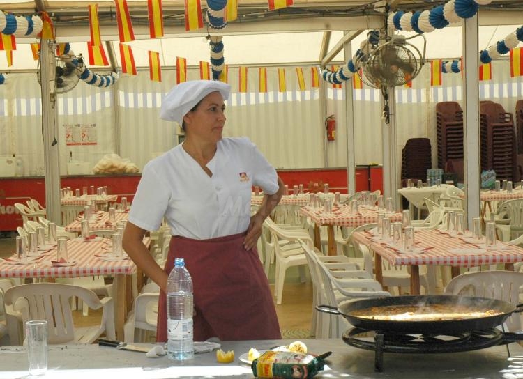 Paellas a ritmo de corneta, tambor y afectuosa convivencia en la Caseta Militar