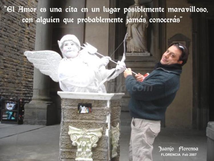 Cupido viviente junto a la Gallería dei Uficci. Florencia febrero 2007.