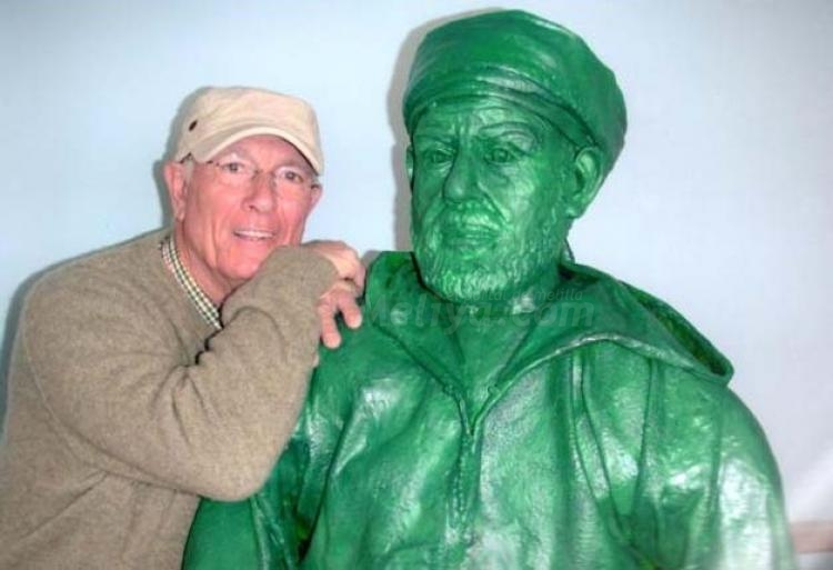 Pepe Gámez junto a una escultura de Abdelkrim El Jatabi