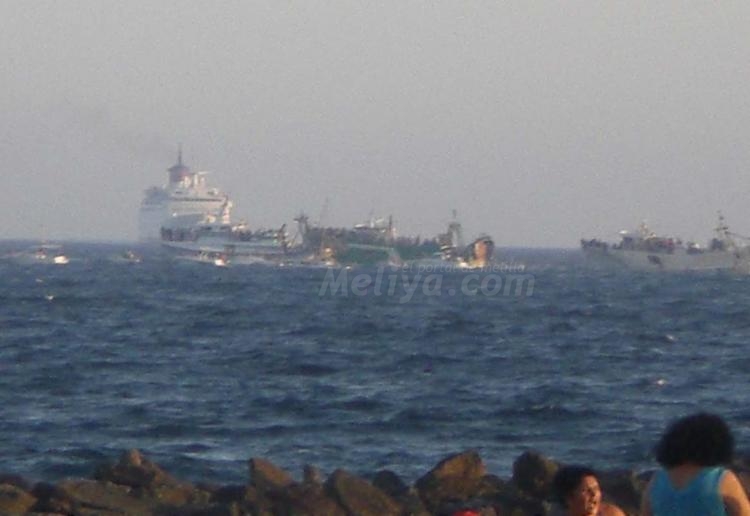 El barco grande cede paso a la Virgen del Carmen.