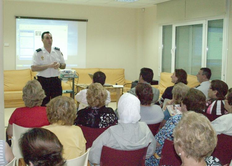 Policías y mayores: simbiosis perfecta de intercambio de experiencias