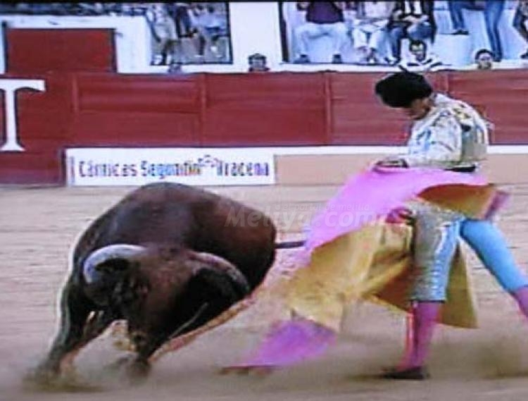 La muleta de Adolfo Ramos conduce a Melilla a lo más hermoso del mundo del toro