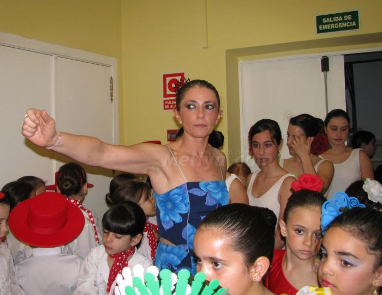 La maestra imparte instrucciones antes de la actuación.
