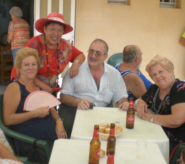 Los melillenses de Almería saludan a la Virgen del Mar antes de besar a María de la Victoria