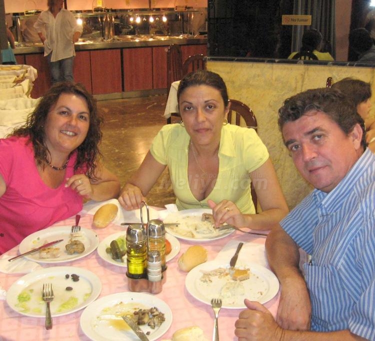 La alegría de una familia sencilla y de bien, los Criado-Luque, lujo de melillenses
