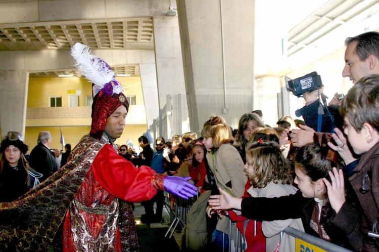 Los Reyes Magos reparten toneladas de ilusión y magia por las calles de Melilla
