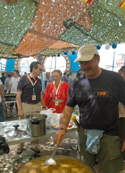 Paellas a ritmo de corneta, tambor y afectuosa convivencia en la Caseta Militar