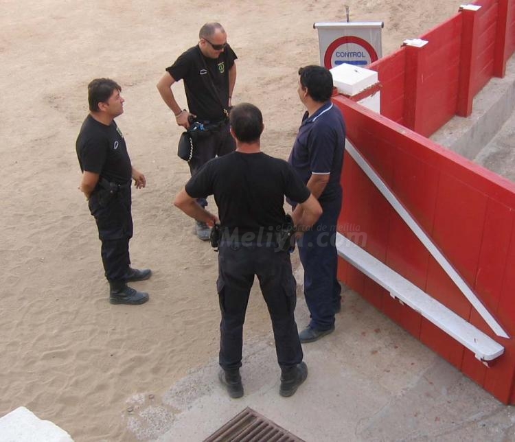 Los policías intercambian impresiones.