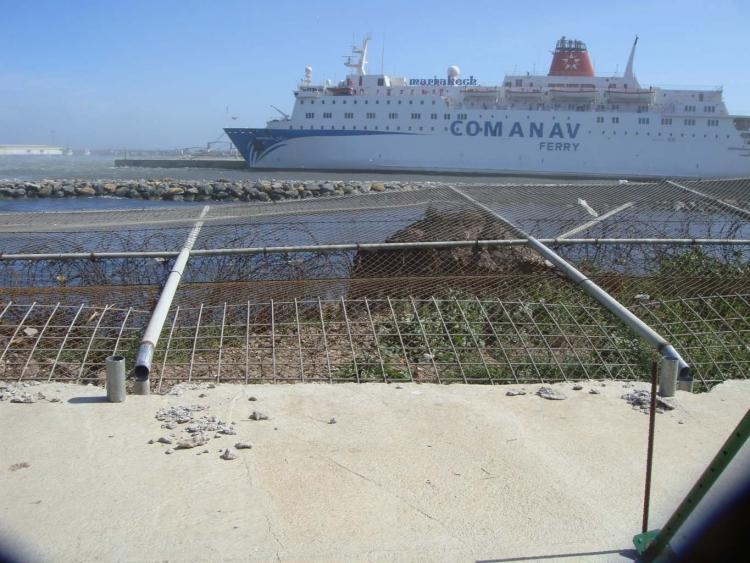 El temporal de viento derriba parte de la valla fronteriza y causa el cierre del puerto