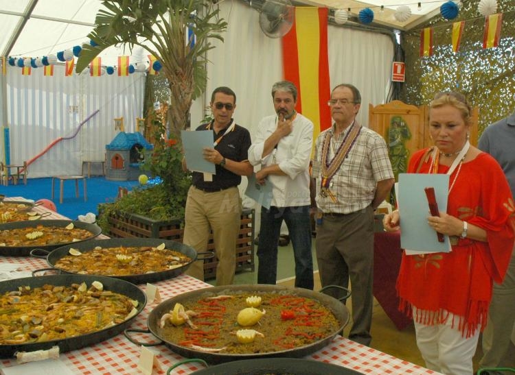 Paellas a ritmo de corneta, tambor y afectuosa convivencia en la Caseta Militar