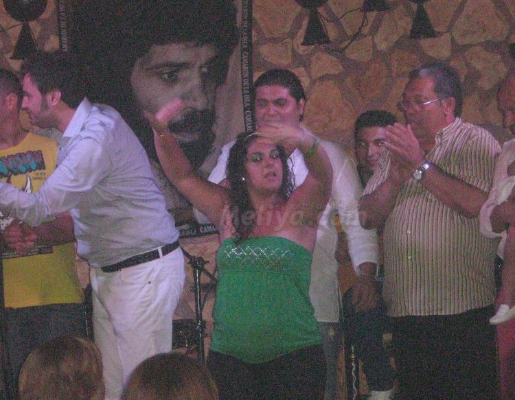 Hermosa gitana y de verde.