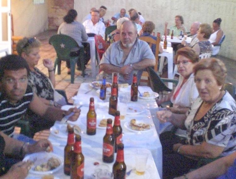 Los melillenses de Almería se pegan un festín a base de tortillas variadas y buen humor