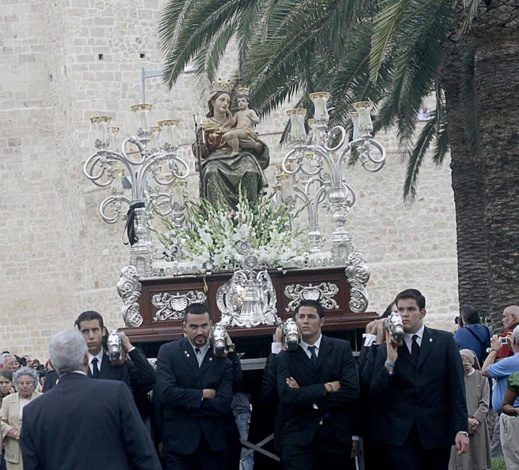 Las casas de representación regional escoltan a María de la Victoria en su salida procesional