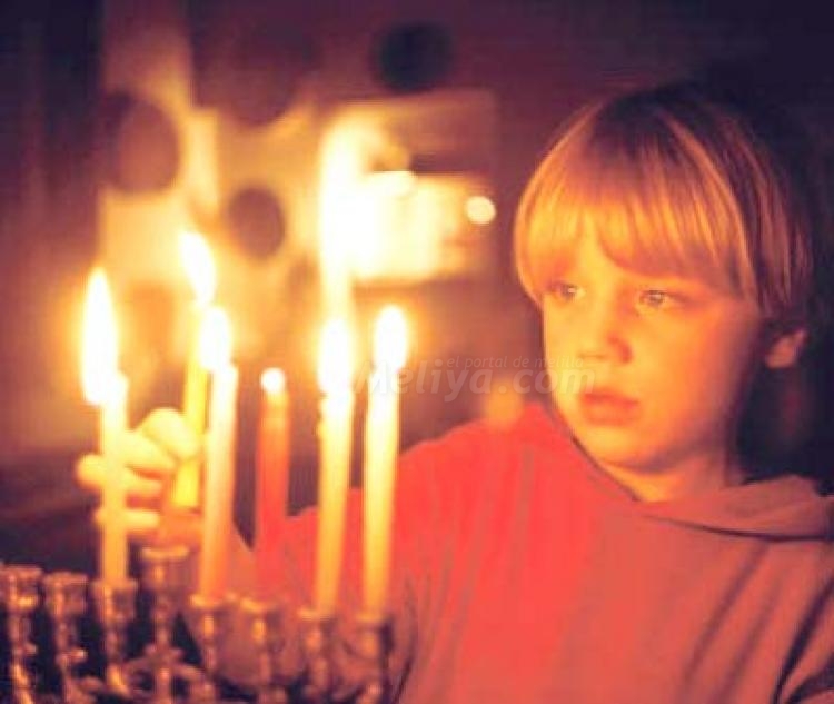 Un millar de judíos melillenses celebran 'El Milagro de Janucá'