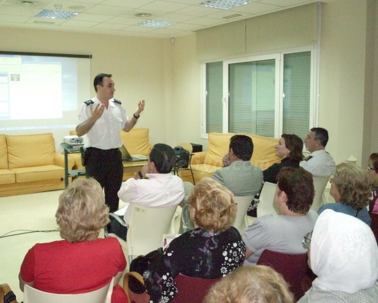 Policías y mayores: simbiosis perfecta de intercambio de experiencias