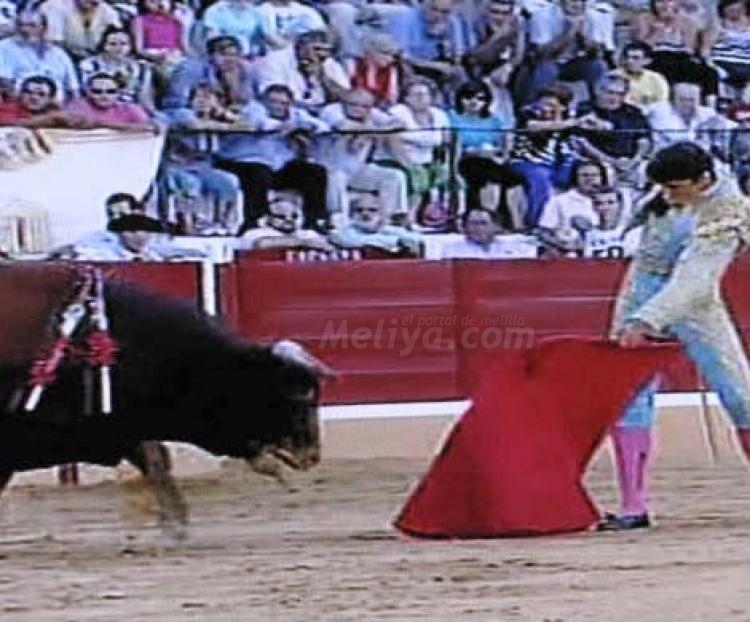 La muleta de Adolfo Ramos conduce a Melilla a lo más hermoso del mundo del toro