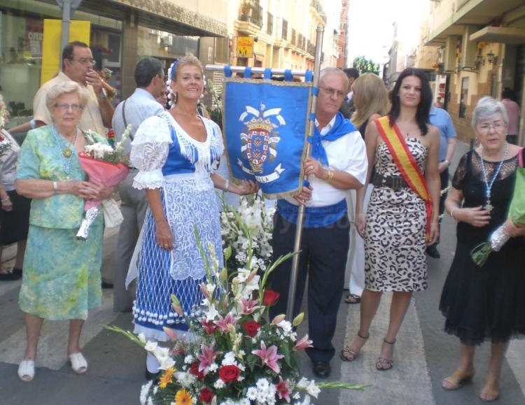 Los melillenses de Almería saludan a la Virgen del Mar antes de besar a María de la Victoria