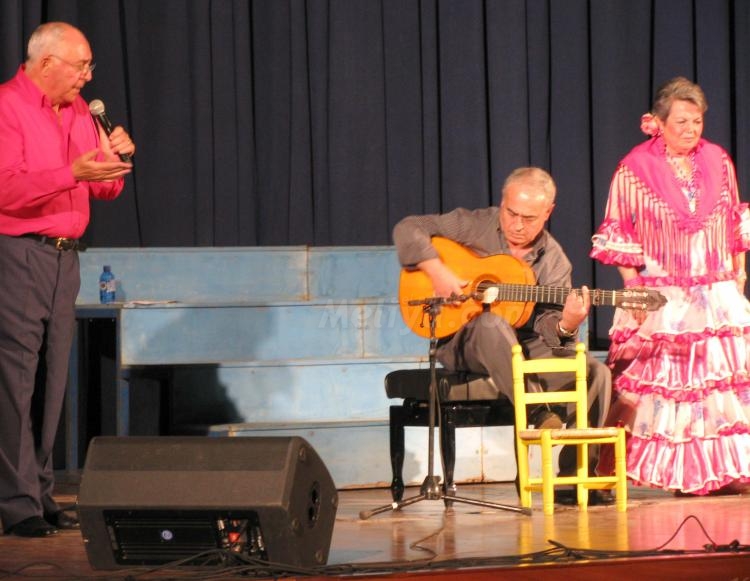 Pepe Pozo, al cante, Juan López y Encarna 'La de las flores'.