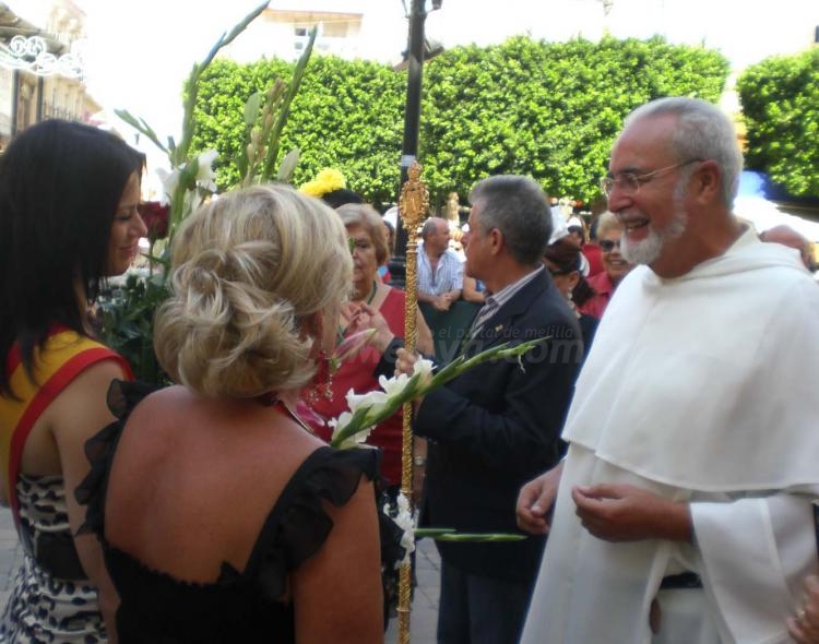 Los melillenses de Almería saludan a la Virgen del Mar antes de besar a María de la Victoria