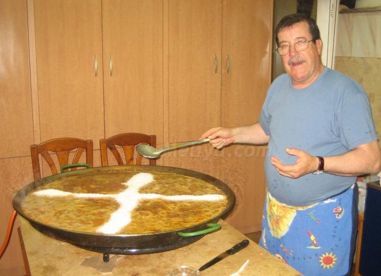 El artista con sus instrumentos.