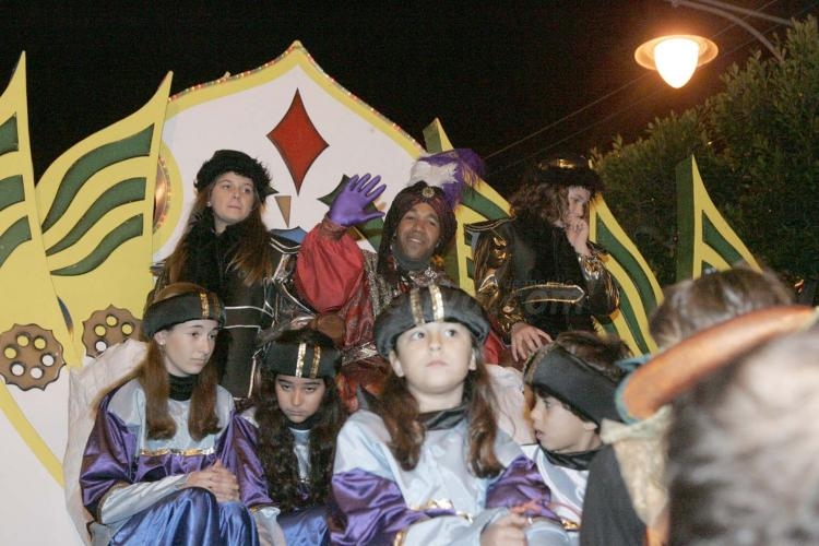 Los Reyes Magos reparten toneladas de ilusión y magia por las calles de Melilla