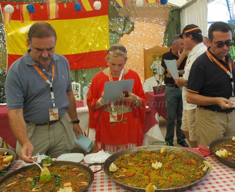 Paellas a ritmo de corneta, tambor y afectuosa convivencia en la Caseta Militar