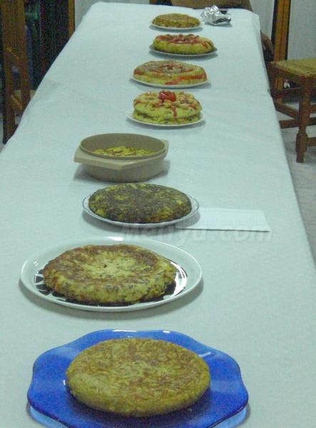 Los melillenses de Almería se pegan un festín a base de tortillas variadas y buen humor