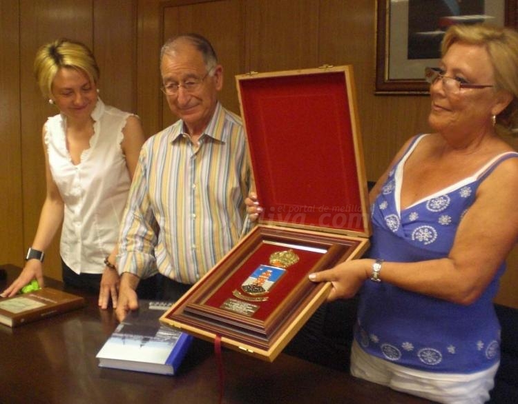 Lola Ruiz recoge el escudo de Roquetas de Mar.