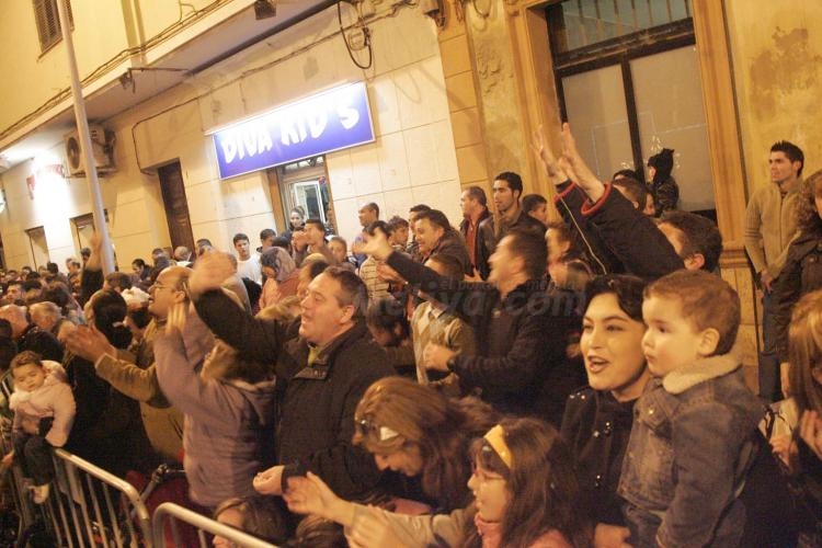 Los Reyes Magos reparten toneladas de ilusión y magia por las calles de Melilla