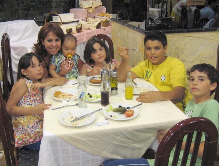 La alegría de una familia sencilla y de bien, los Criado-Luque, lujo de melillenses