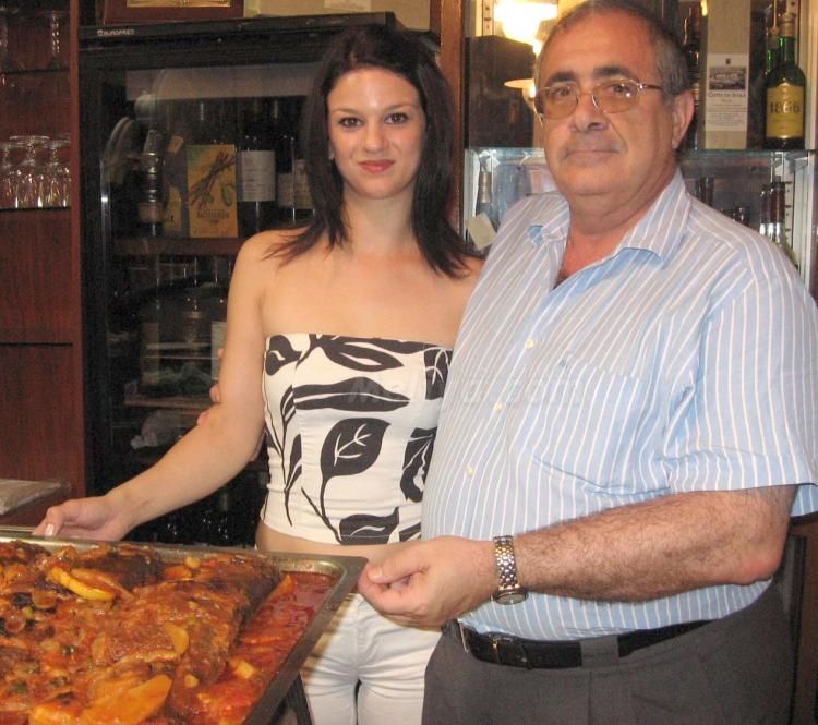 Noemí y Paco junto a una soberana fuente de meros al horno.