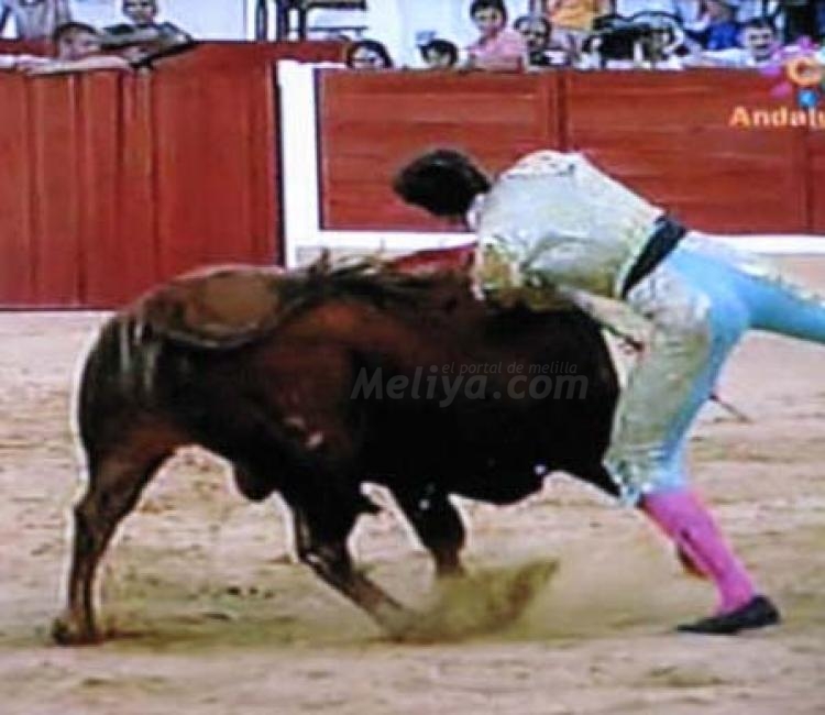 La muleta de Adolfo Ramos conduce a Melilla a lo más hermoso del mundo del toro