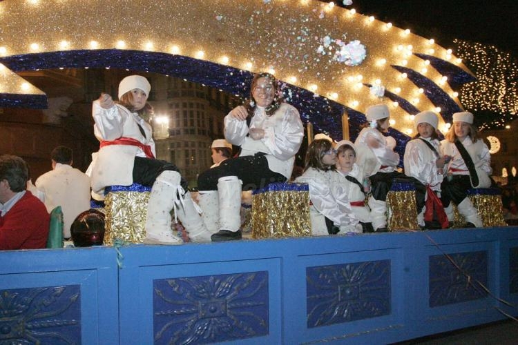 Los Reyes Magos reparten toneladas de ilusión y magia por las calles de Melilla