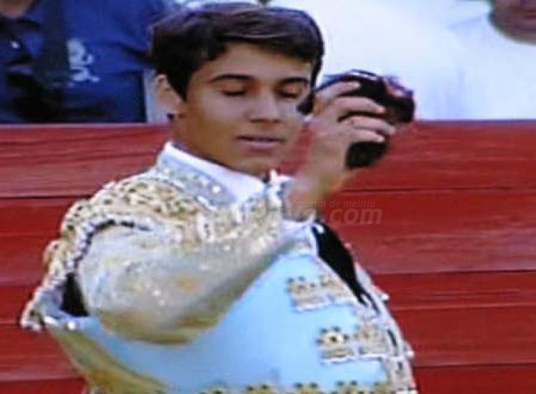 La muleta de Adolfo Ramos conduce a Melilla a lo más hermoso del mundo del toro