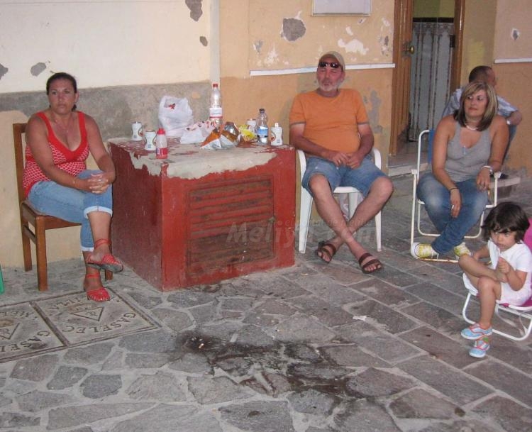 Macu y Pedro, dándole a la quijada.