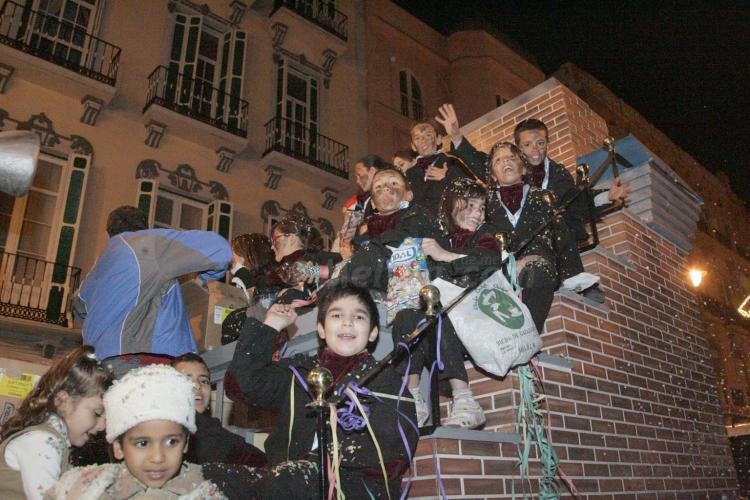 Los Reyes Magos reparten toneladas de ilusión y magia por las calles de Melilla