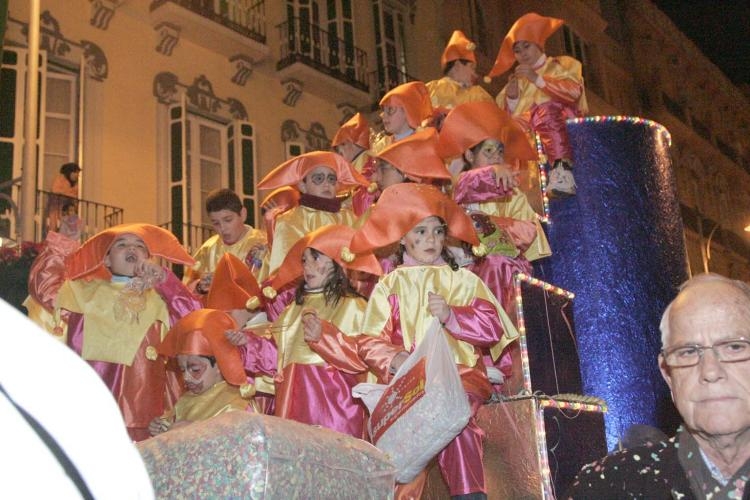 Los Reyes Magos reparten toneladas de ilusión y magia por las calles de Melilla