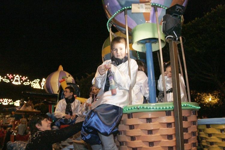Los Reyes Magos reparten toneladas de ilusión y magia por las calles de Melilla