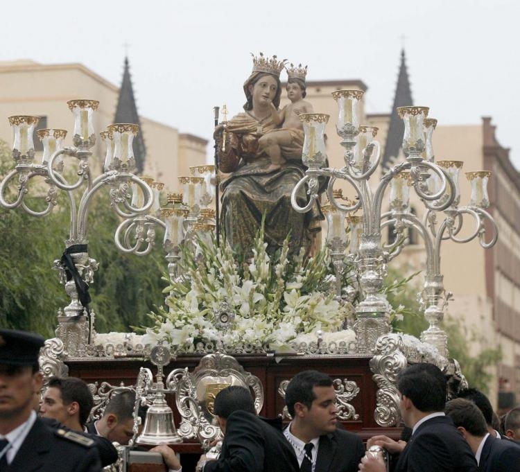 Las casas de representación regional escoltan a María de la Victoria en su salida procesional