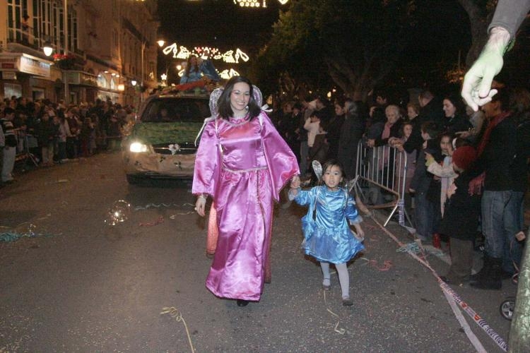 Los Reyes Magos reparten toneladas de ilusión y magia por las calles de Melilla