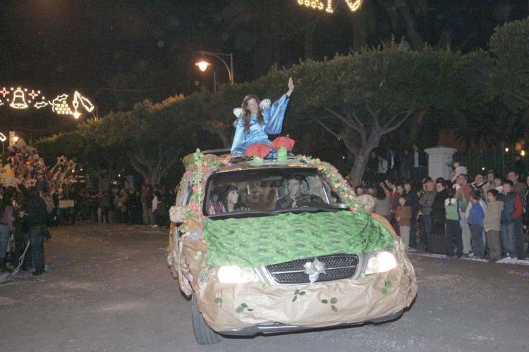Los Reyes Magos reparten toneladas de ilusión y magia por las calles de Melilla