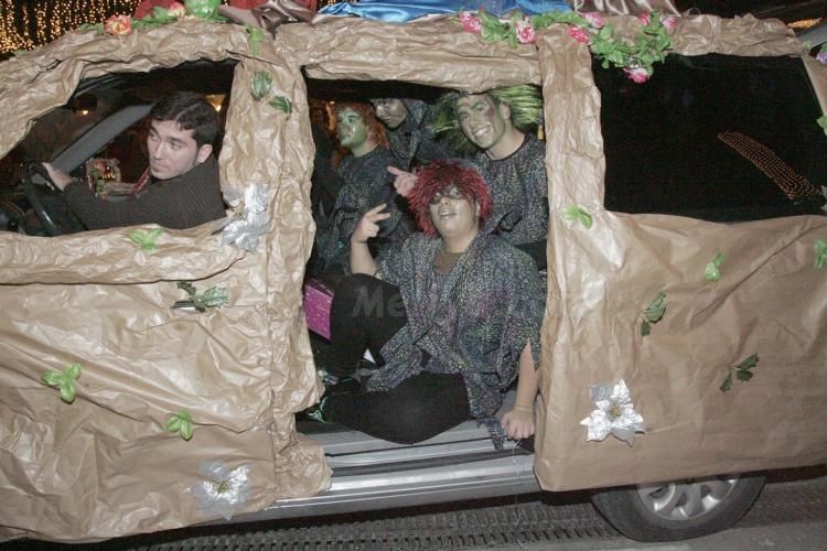 Los Reyes Magos reparten toneladas de ilusión y magia por las calles de Melilla