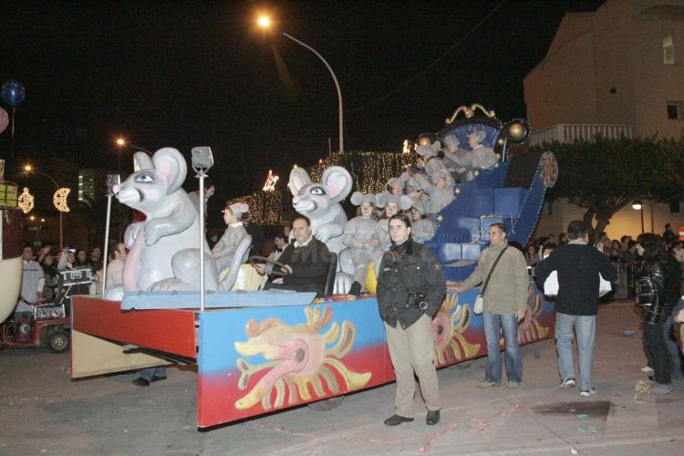 Los Reyes Magos reparten toneladas de ilusión y magia por las calles de Melilla